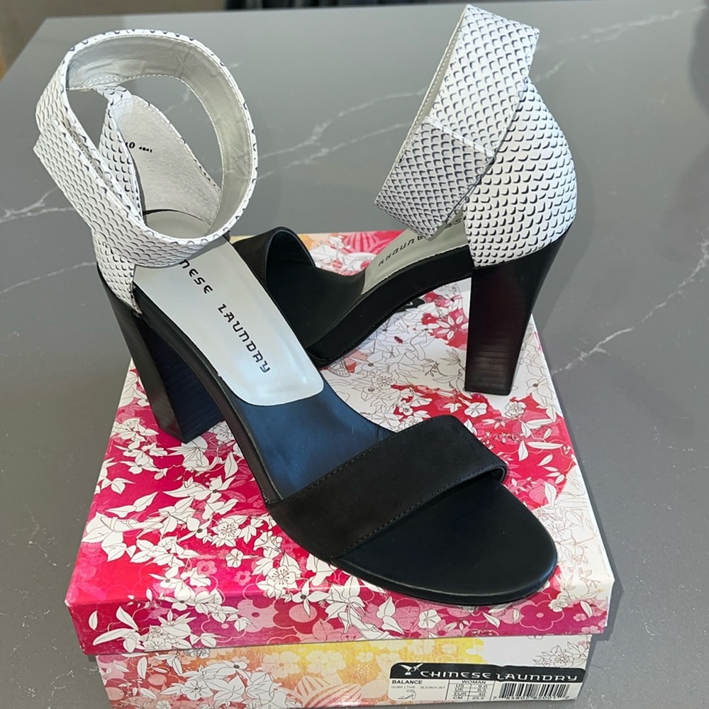 New in box Chinese Laundry Women's Balance Sandal Nubuck Black US 9